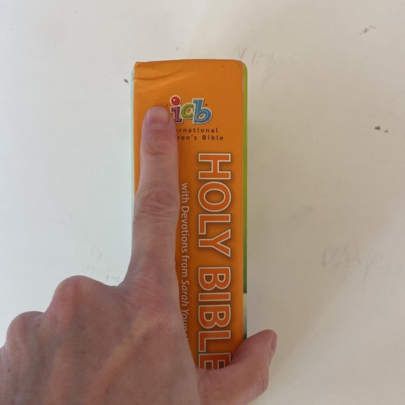 Holy Bible with Devotions from Sarah Young’s Jesus Calling NEW - Picture 2 of 8